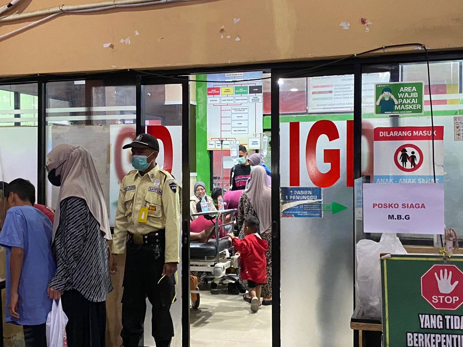 Diduga Keracunan MBG, 70 Siswa di Banjar Dilarikan ke IGD