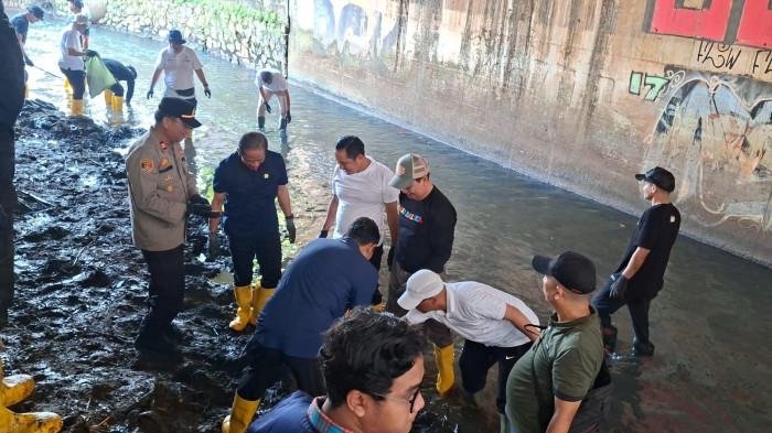 Dominasi Sampah dan Lumpur Hitam, Menteri LH Bersih-Bersih Kali Cipinang
