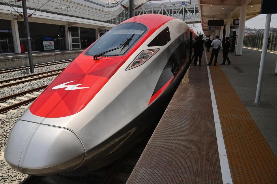 Kereta Cepat Menuju Surabaya: Solusi atau Hanya Proyek Ambisius?