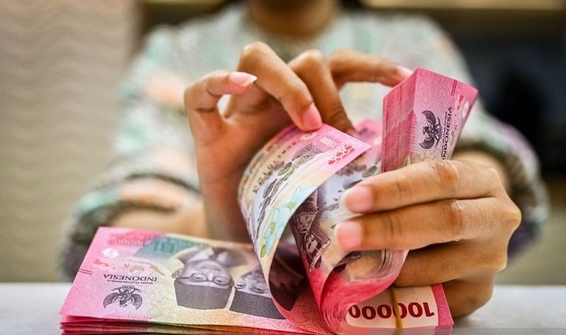 Harga Minyak Melonjak, Rupiah Tertekan Lagi