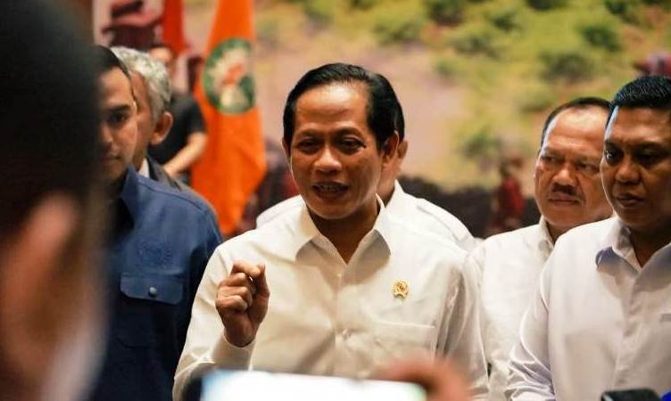 Menteri Hanif Ingatkan Waspadai Mikroplastik di Air Hujan