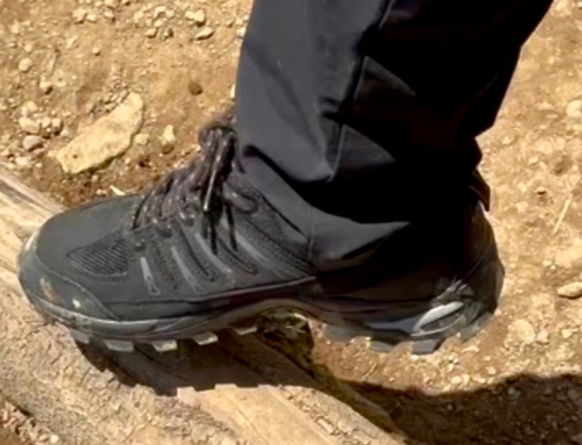 Uji Ketangguhan Sepatu OutdoorPro Lynk Quarto: Daya Cengkram Stabil di Medan Lumpur dan Berbatu