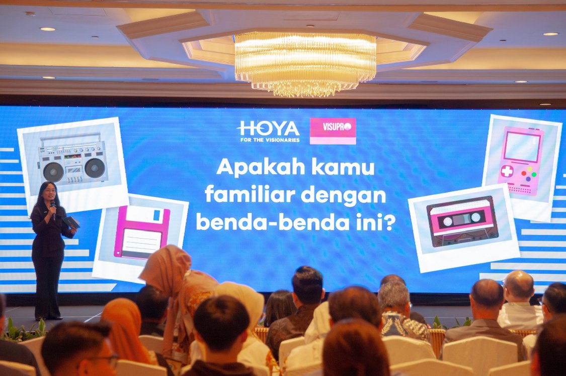 Ketika Tulisan di Ponsel Mulai Buram, Hoya Tawarkan Lensa agar Mata Tetap Fokus