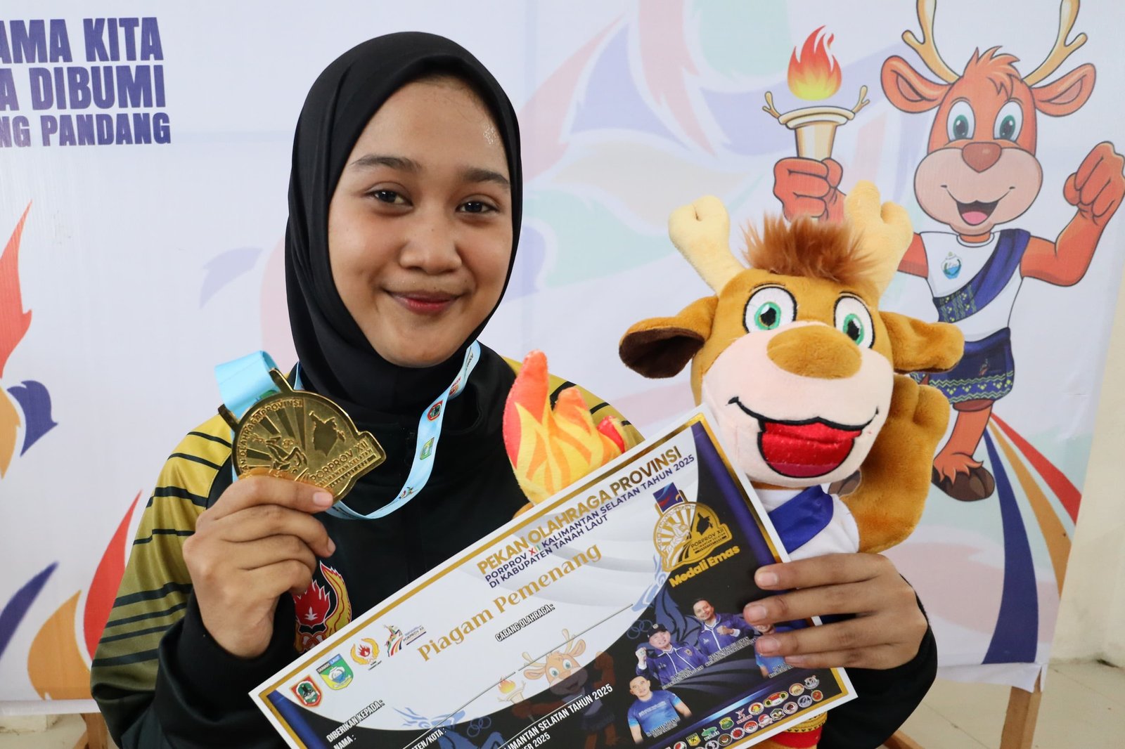 Della Atlet Sambo Tapin Taklukkan Tuan Rumah, Bawa Pulang Emas Porprov XII Kalsel