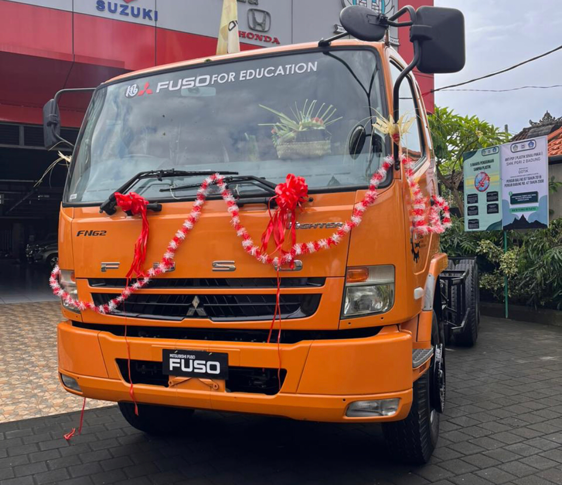 KTB Donasi Mitsubishi Fuso Fighter ke SMK PGRI 2 Badung