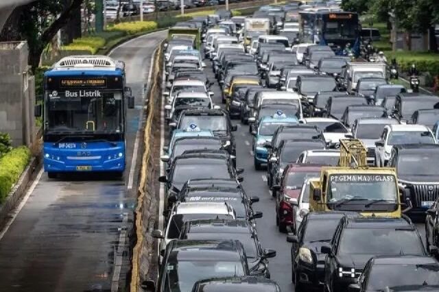 DPR Dorong Pembenahan Transportasi Publik Tekan Konsumsi BBM