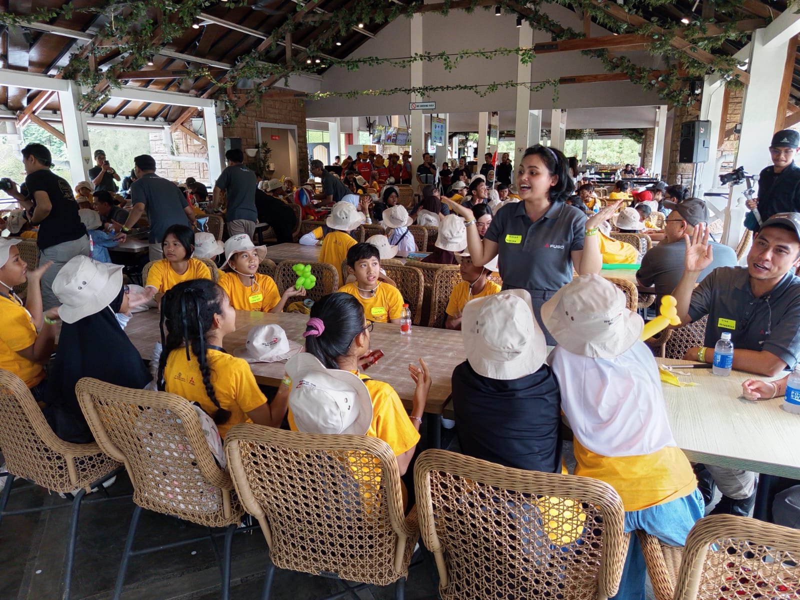 Mitsubishi Fuso Hadirkan Energi Positif Lewat Program We Care We Share