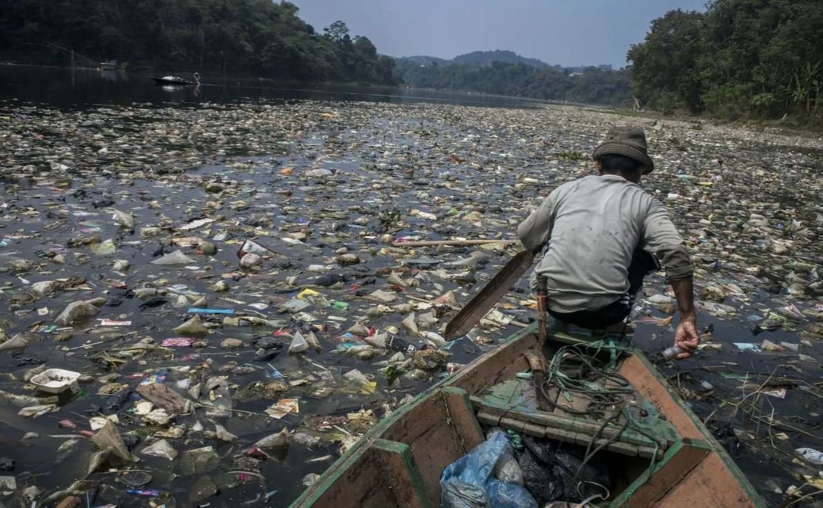 Setiap Hari 9.700 Puntung Rokok Mengalir di Sungai Jabodetabek