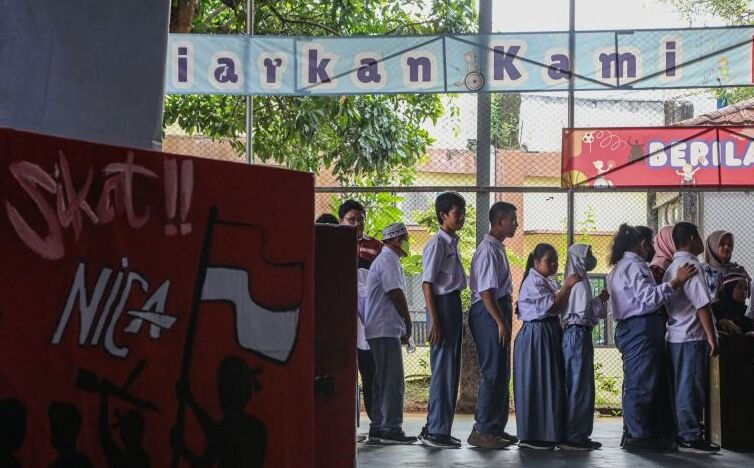 Demokrasi, Socrates, COVID-19, dan Bumi Datar