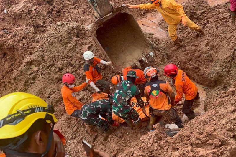 Hari Keenam Beroperasi, Tim SAR Temukan Dua Korban Longsor Cilacap