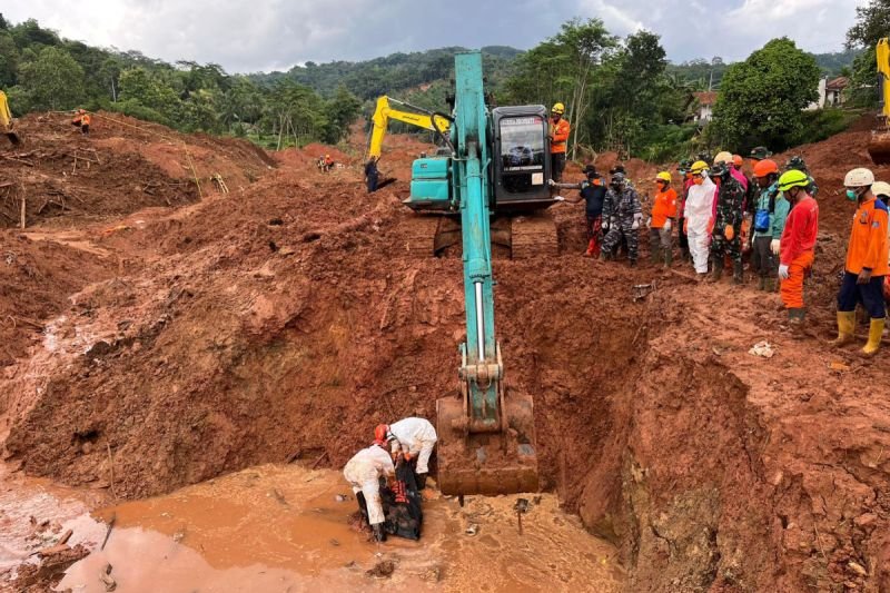Tim SAR Perpanjang Operasi Pencarian Korban Longsor Cilacap