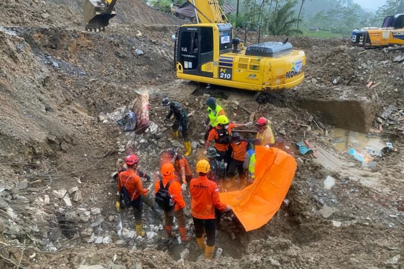 Tim SAR Evakuasi Dua Korban Longsor Banjarnegara
