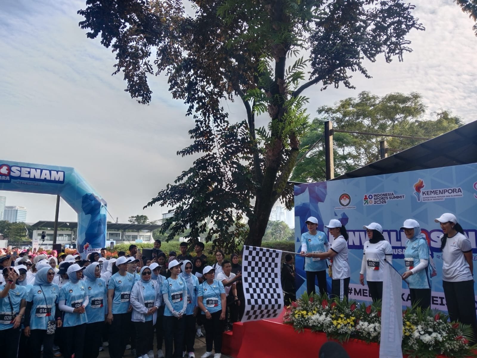Ribuan Peserta Ramaikan Fun Walk Pembuka ISS 2025 di Indonesia Arena