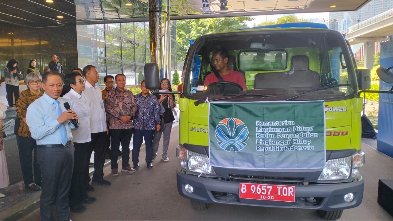 Menteri LH Lepas Bantuan Banjir Sumatera, Siapkan Dukungan Rp70 Miliar untuk Pengelolaan Sampah