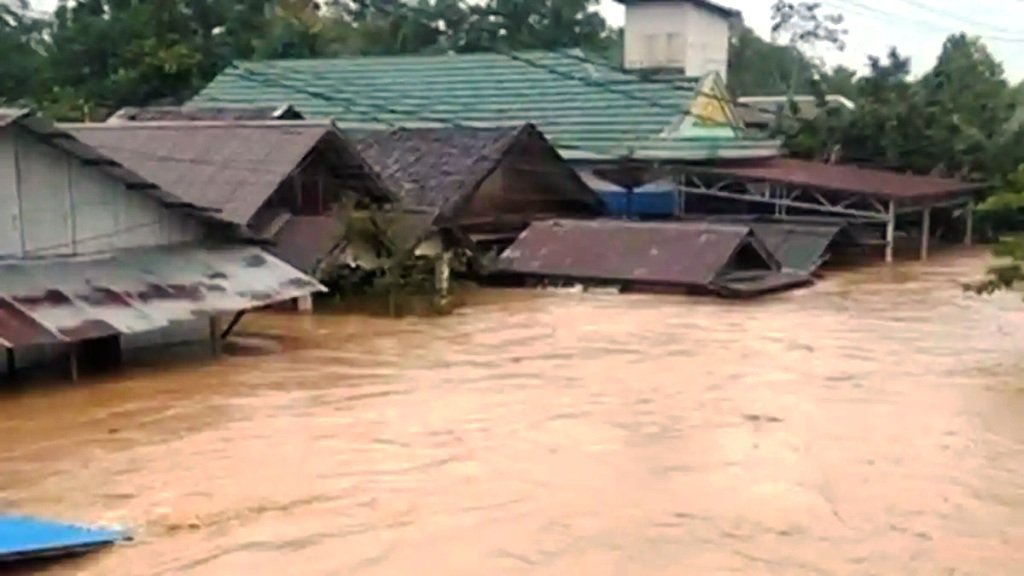 Banjir Bandang Terjang Kalsel, Air Naik hingga Atap