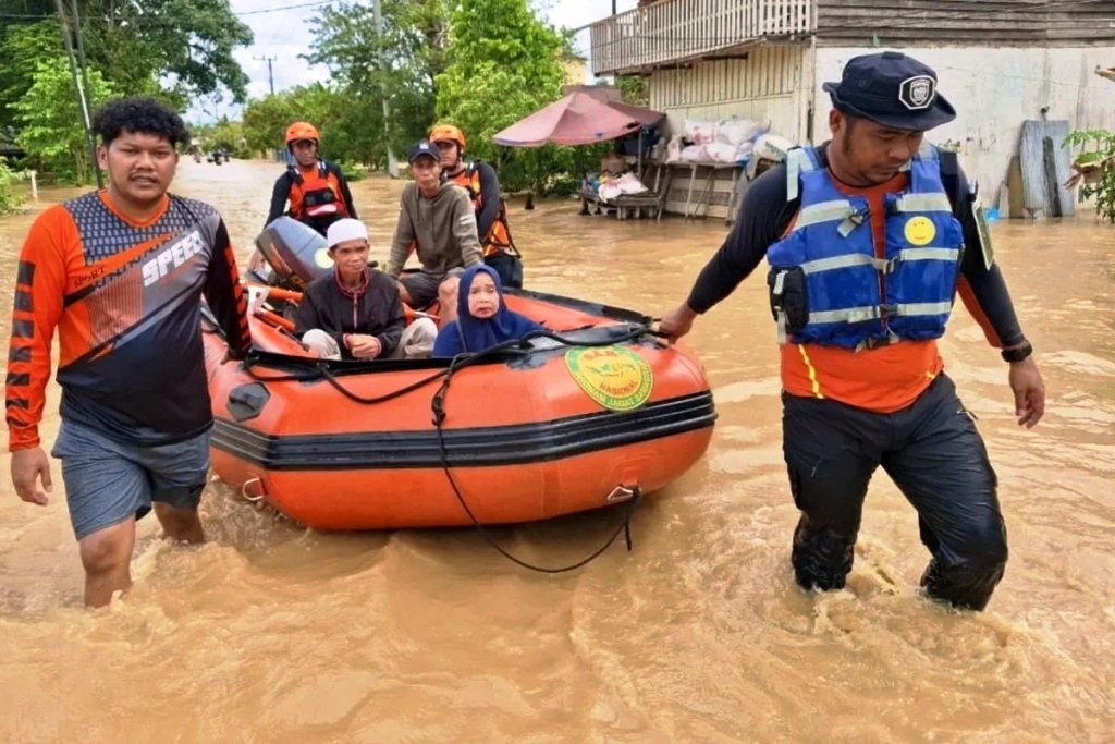 Banjir Kalsel Meluas: 2.895 Warga Dievakuasi, Ibu dan Balita Terjebak di Martapura