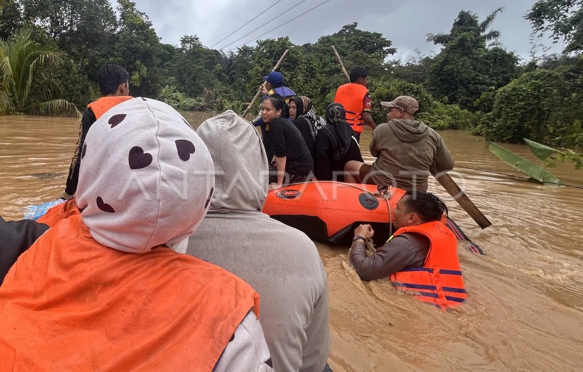 Banjir Bandang Lumpuhkan Tebing Tinggi Balangan