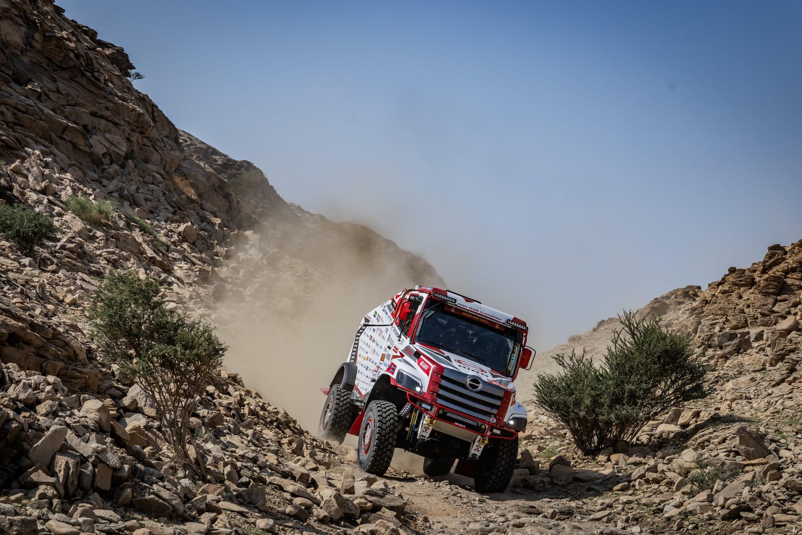 Diuji di Dakar Rally 2026, Hino Buktikan Ketangguhan Truk Medium Duty di Medan Ekstrem