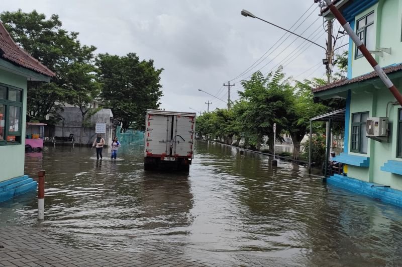 Pelabuhan Semarang Terendam Banjir, Puluhan Pompa Dioperasikan
