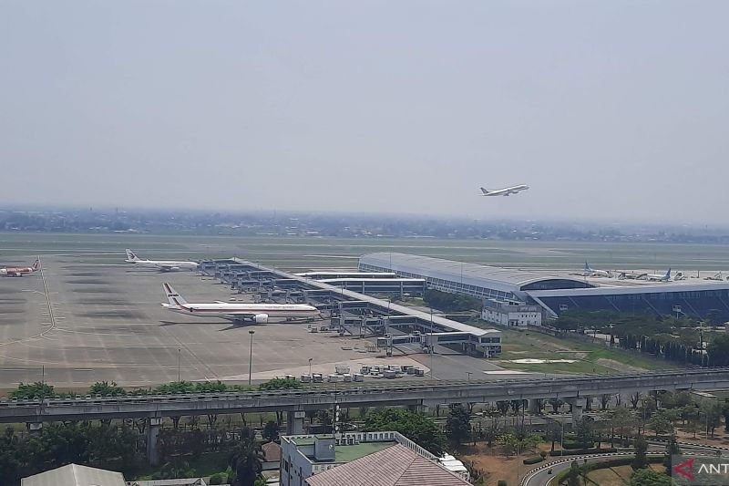 Bandara Soetta Alihkan Pendaratan Pesawat Akibat Cuaca Buruk