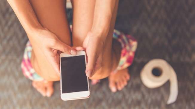 Hindari Kebiasaan Main Ponsel di Toilet, Bisa Kena Ambeien