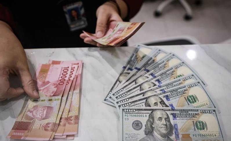 Aksi Jual Saham dari Investor Asing Picu Melemahnya Rupiah