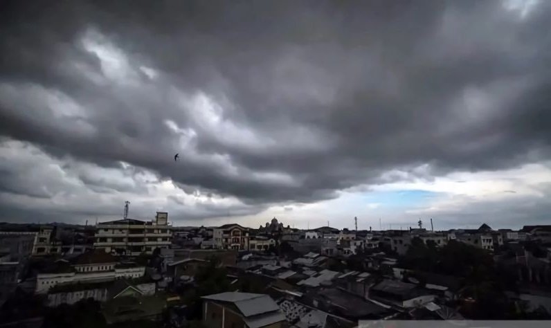 Jakarta Diselimuti Awan Tebal Seharian, Hujan Ringan Turun Malam Hari