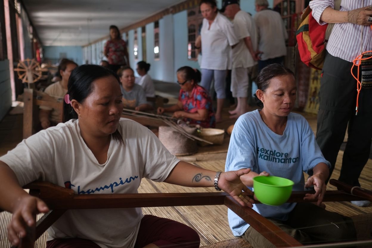 Tenun Iban Sadap: Identitas, Alam, dan Masa Depan Masyarakat Adat