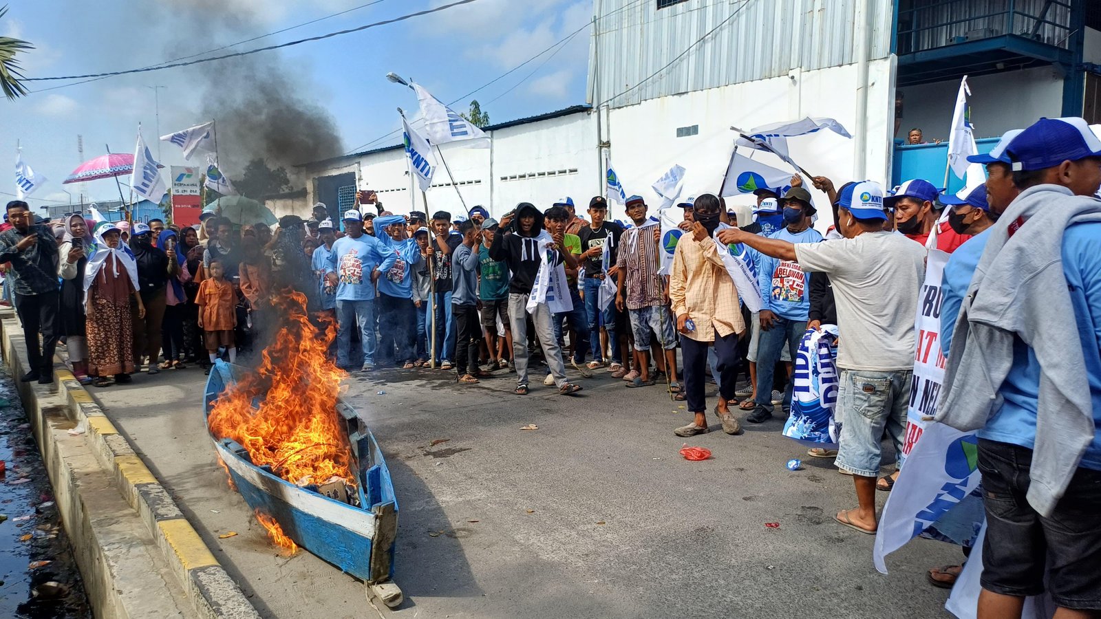 Ruang Tangkap Terancam, Nelayan dan Perempuan Pesisir Belawan Turun Aksi