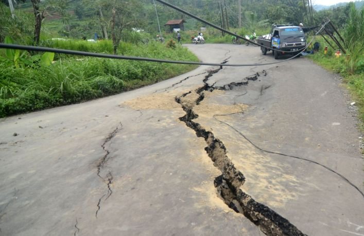 Tanah Bergerak: Dari Retakan Kecil ke Ancaman Besar