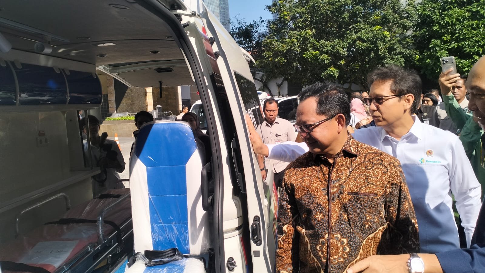 Kemenkes Serahkan 31 Ambulans untuk Daerah Terdampak Bencana di Sumatera