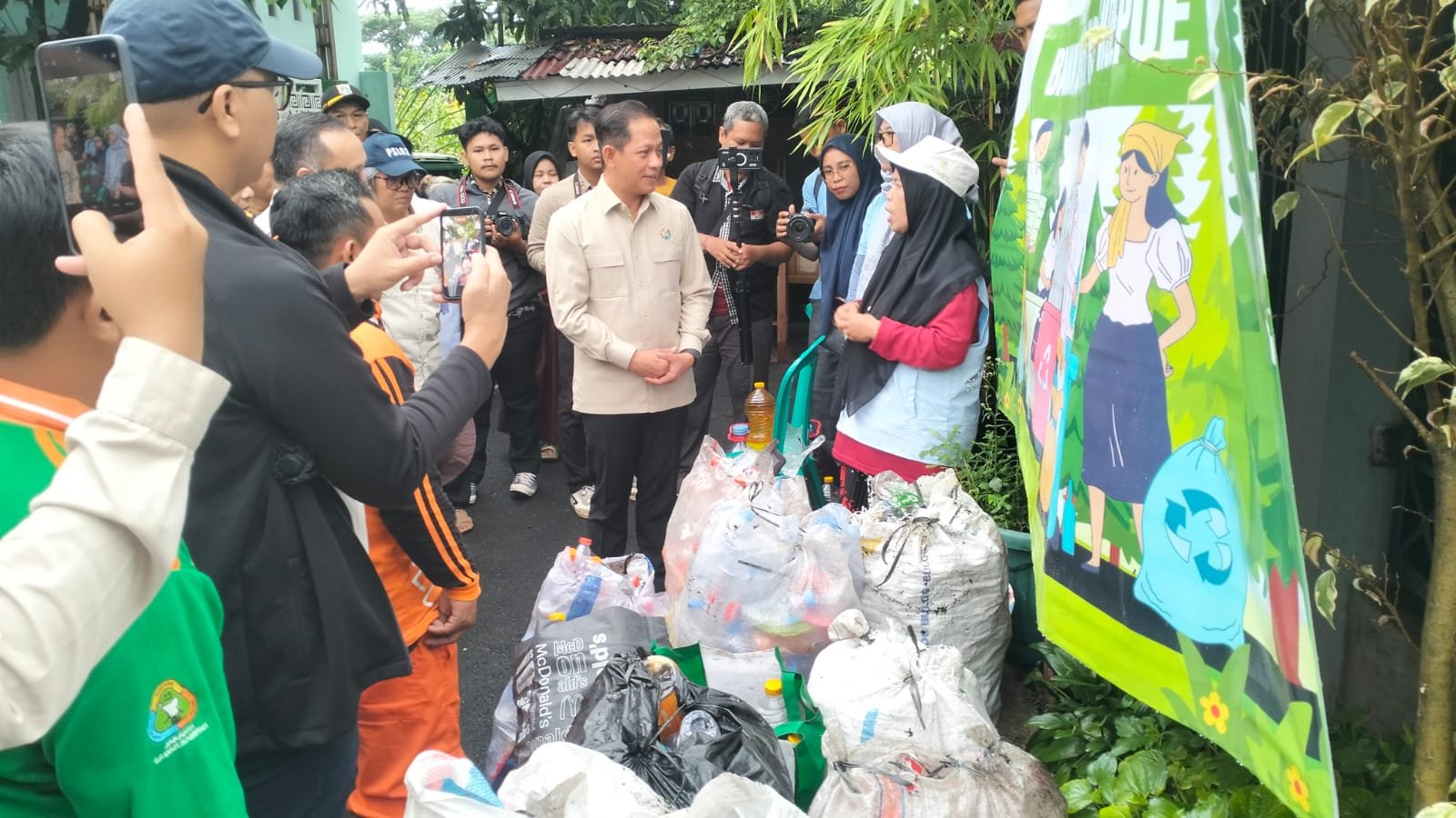 Rorotan Jadi Percontohan, Menteri LH Dorong Pilah Sampah dari Rumah Tangga