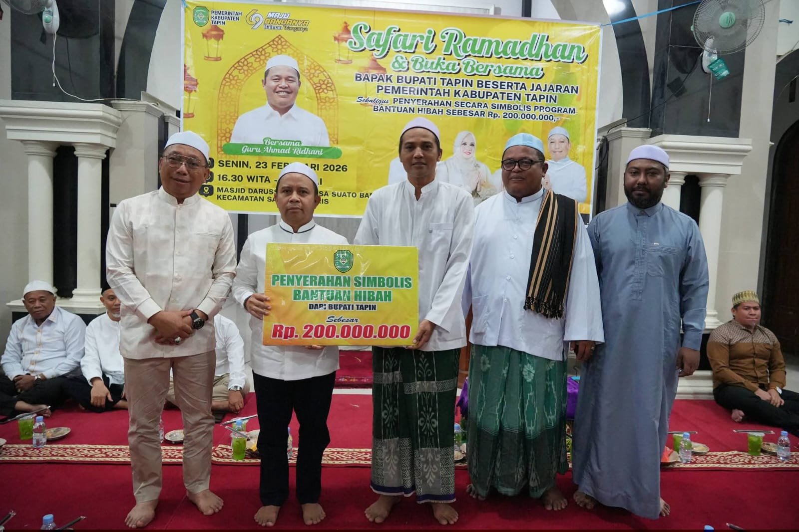 Bupati Tapin Serahkan Hibah Rp200 Juta Saat Safari Ramadhan