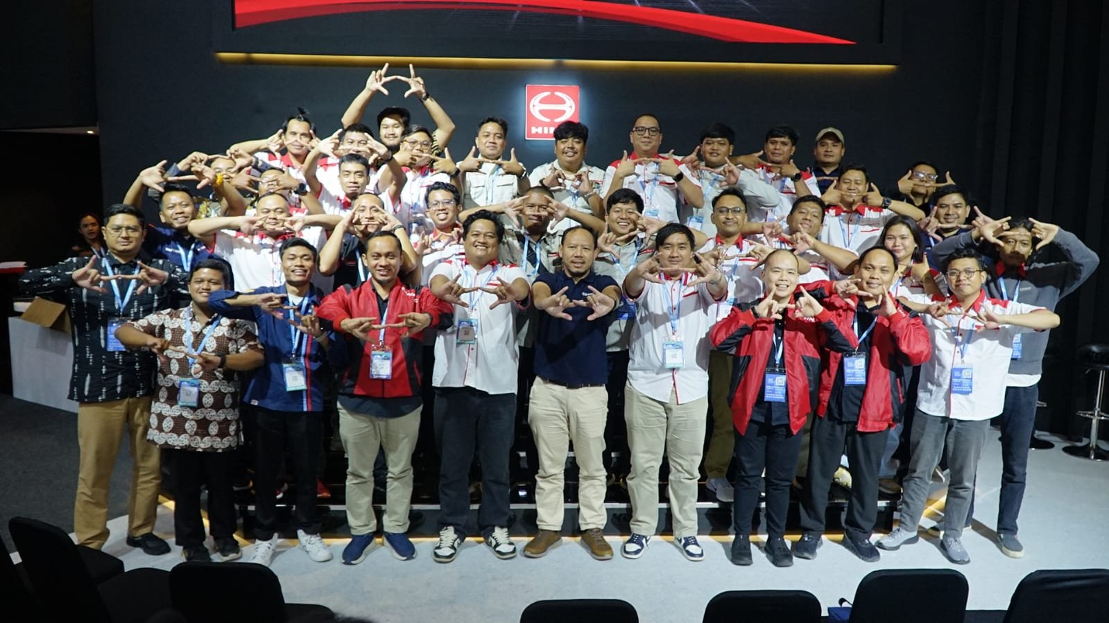 Diserbu Bismania Community, Ini Alasan Hino Jadi Raja Jalanan di Indonesia