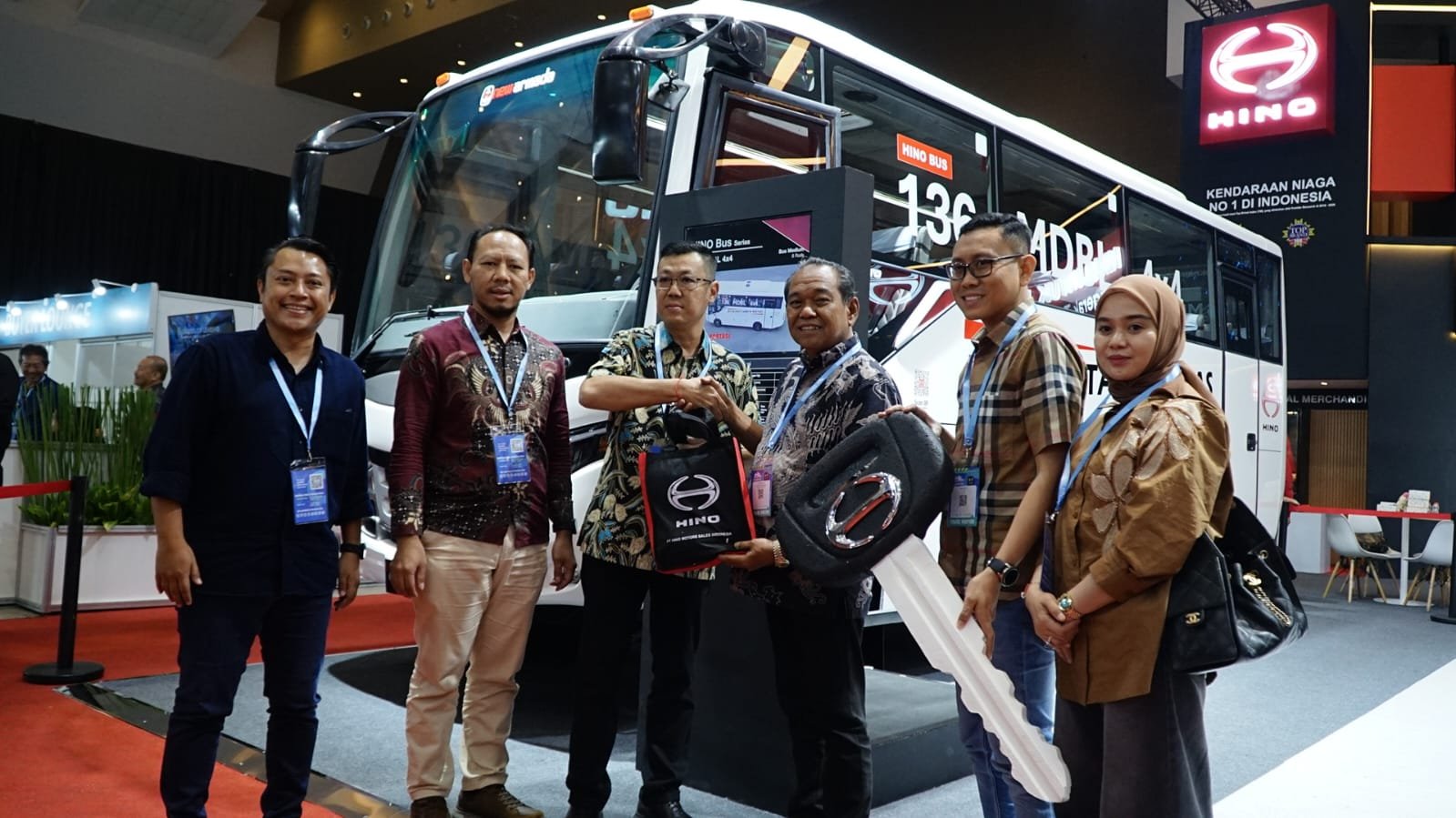 Hino Serahkan Unit Perdana Bus 4x4 ke Perusahaan Tambang Satria Jaya Sultra