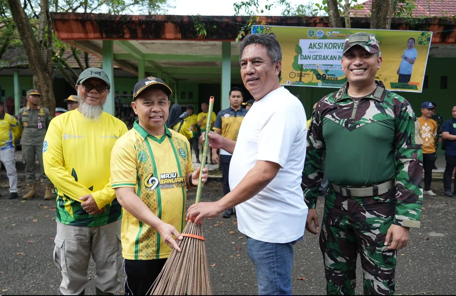 Pemakab Tapin Korvei Bersihkan Sampah di Pasar Keraton Rantau