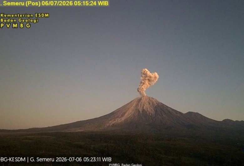 Gunung Semeru Erupsi Setinggi 1 Kilometer, Warga dan Penambang Diminta Tingkatkan Kewaspadaan