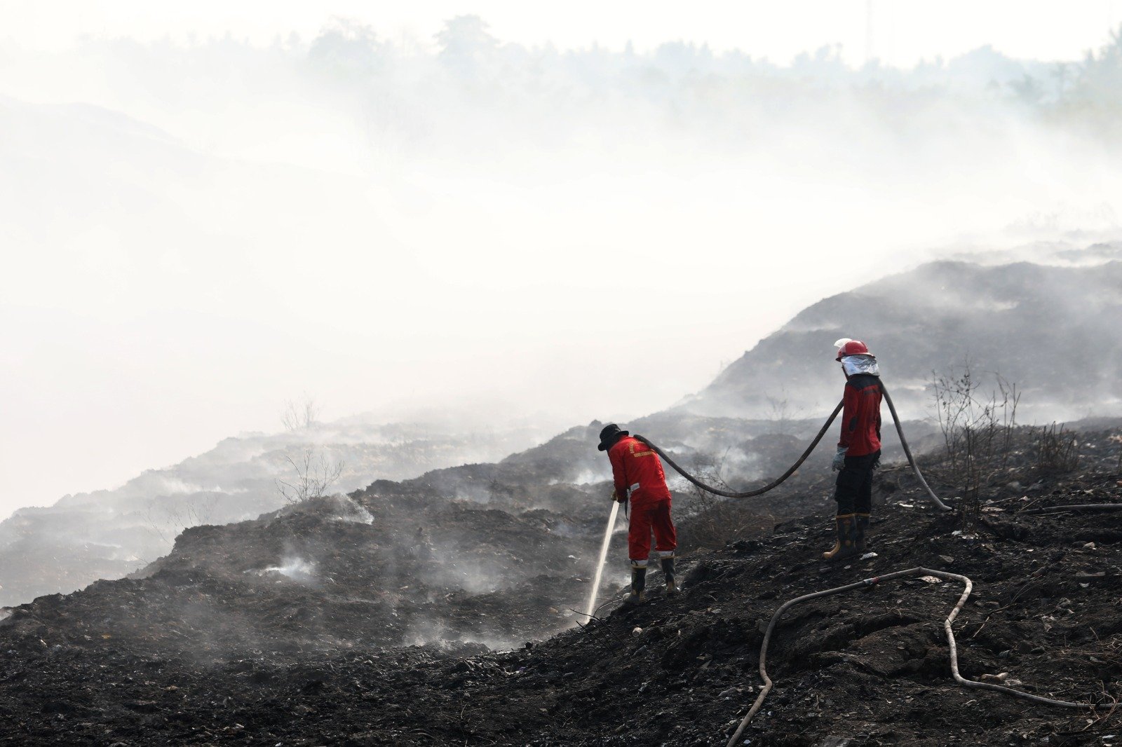 Nyaris Separuh Lahan Terbakar TPA Jatiwaringin Berhasil Dipadamkan