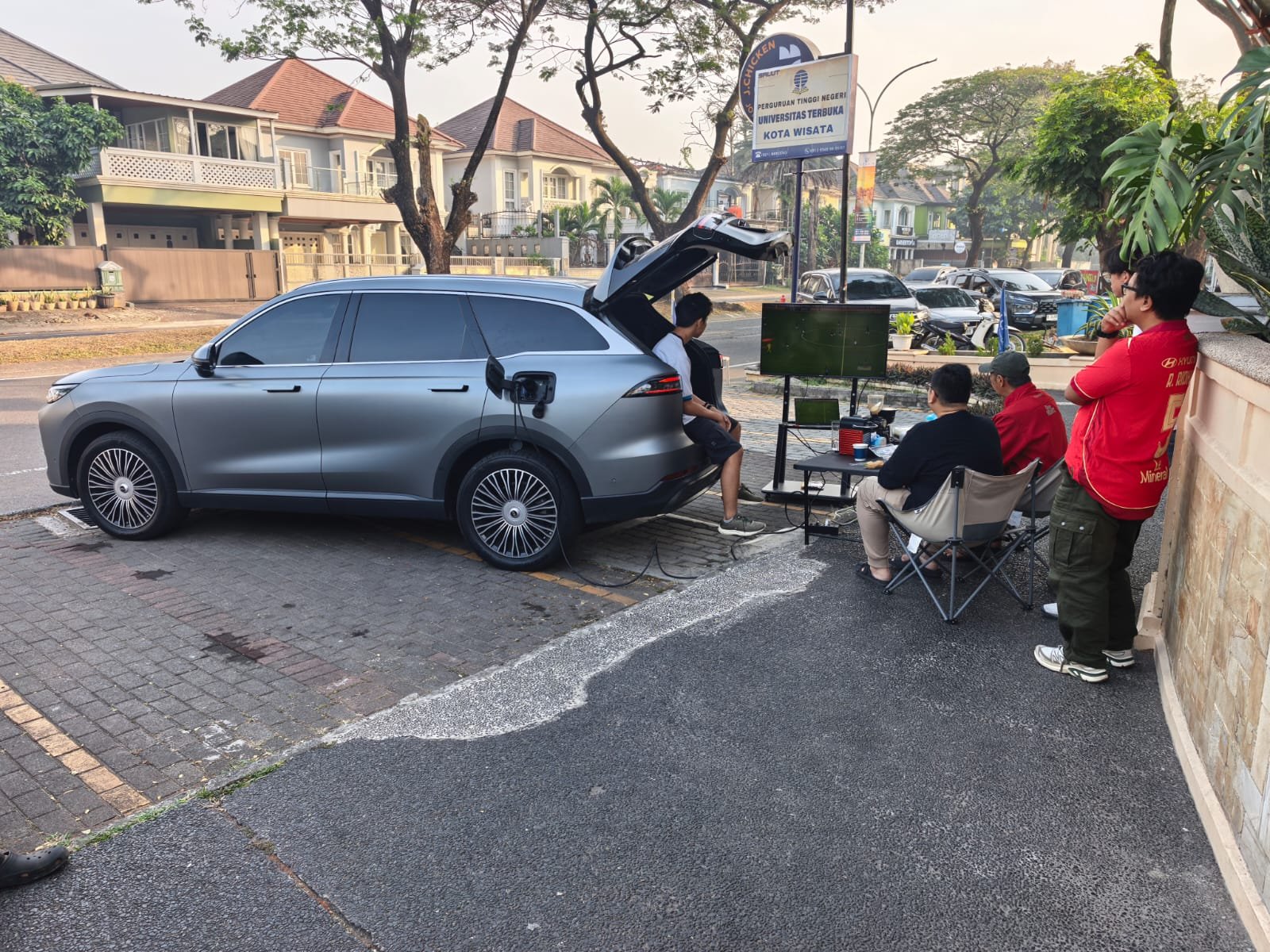 Chery Tiggo 9 CSH Tunjukkan Kehebatan Fitur V2L di Acara Nongkrong OtoCibubur