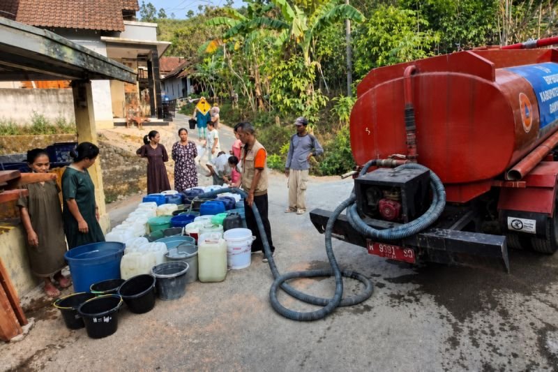 Jateng Dilanda Kekeringan, BNPB: Jutaan Liter Air Bersih Disalurkan