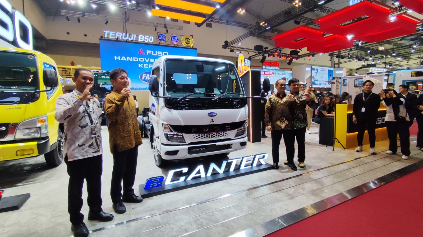 KTB Serahkan Mitsubishi Fuso eCanter ke Fastana Logistik, Truk Listrik Tempuh 140 Km