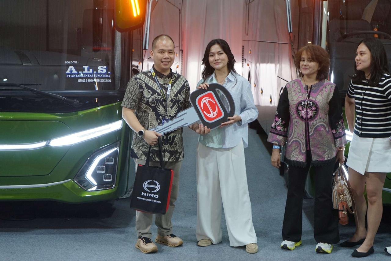 Hino Serahkan Bus Baru ke PO Efisiensi dan PO Kairos di GIIAS 2026