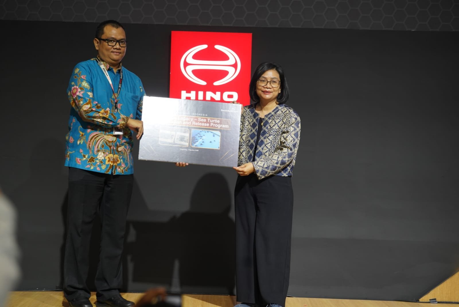 Hino Lindungi Tukik dan Bangun Greenhouse, Bawa Misi Pelestarian Alam dari GIIAS 2026
