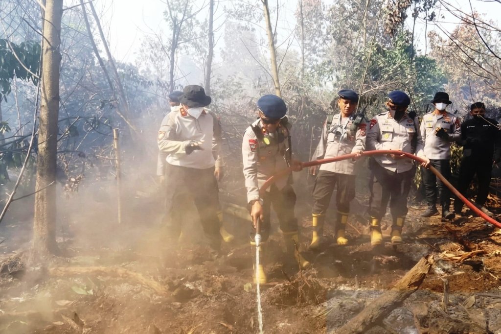 Ide 'Ubi Bombing" Prabowo Mulai Dipakai Polda Kalsel Padamkan Karhutla