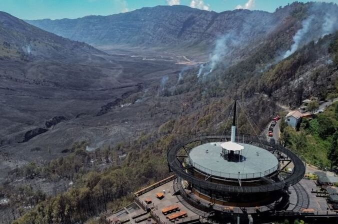 "Water Bombing" Kebakaran di Bromo Terkendala Cuaca
