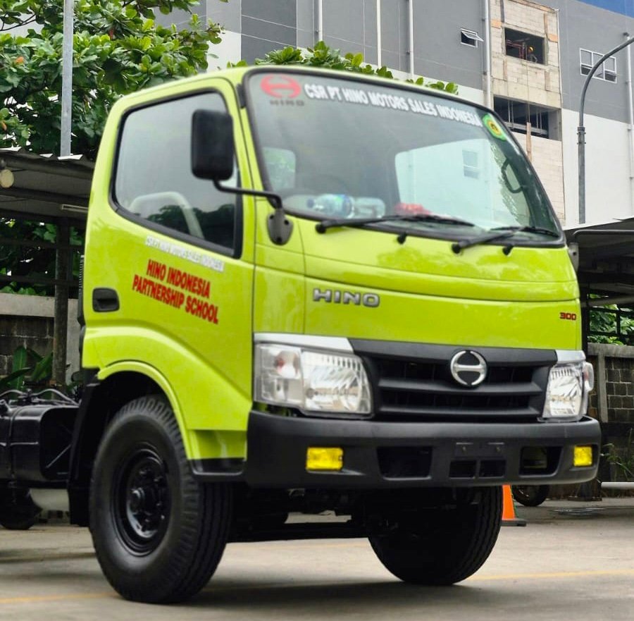 Hino Serahkan Truk Hino 300 ke SMK Muhammadiyah 3 Yogyakarta untuk Praktik Siswa