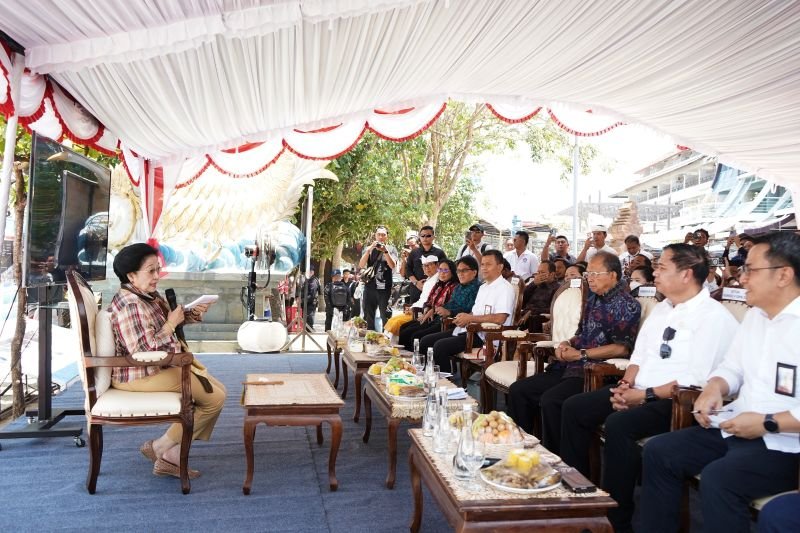 Megawati Soroti Penanganan Perubahan Iklim di Pantai Kuta